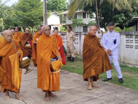 บุญตักบาตรข้าวสารอาหารแห้งแด่พระภิกษุสงฆ์ เพื่อถวายเป็นพระราชกุศล