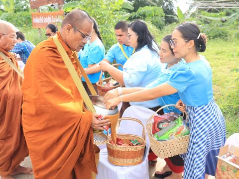 บุญตักบาตรข้าวสารอาหารแห้งแด่พระภิกษุสงฆ์ เพื่อถวายเป็นพระราชกุศล