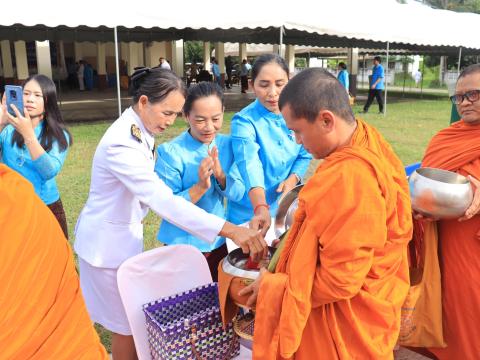 บุญตักบาตรข้าวสารอาหารแห้งแด่พระภิกษุสงฆ์ เพื่อถวายเป็นพระราชกุศล