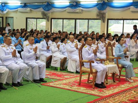 บุญตักบาตรข้าวสารอาหารแห้งแด่พระภิกษุสงฆ์ เพื่อถวายเป็นพระราชกุศล