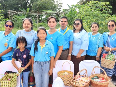 บุญตักบาตรข้าวสารอาหารแห้งแด่พระภิกษุสงฆ์ เพื่อถวายเป็นพระราชกุศล