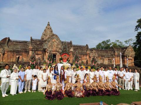 ร่วมพิธีบวงสรวงสิ่งศักดิ์สิทธิ ณ เขาพนมรุ้