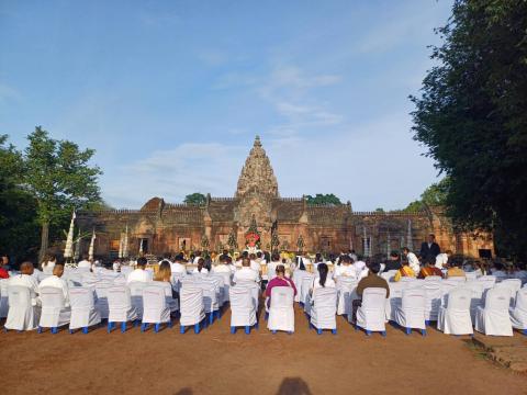 ร่วมพิธีบวงสรวงสิ่งศักดิ์สิทธิ ณ เขาพนมรุ้