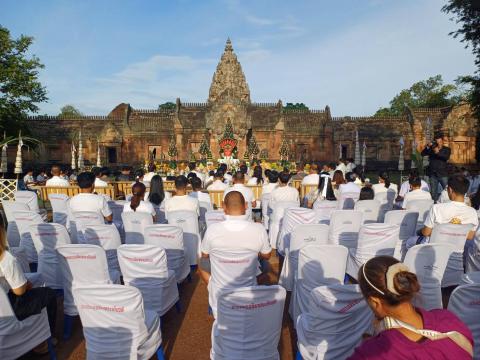 ร่วมพิธีบวงสรวงสิ่งศักดิ์สิทธิ ณ เขาพนมรุ้