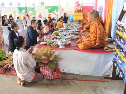 ทำบุญตักบาตรถวายเพลพระ ส่งท้ายปีเก่าต้อนรับปีใหม่