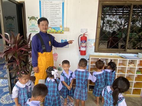 ให้ความรู้และสาธิตวิธีการใช้ถังดับเพลิง และวิธีการระงับเหตุเพลิงไหม้
