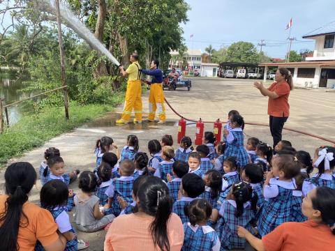 ให้ความรู้และสาธิตวิธีการใช้ถังดับเพลิง และวิธีการระงับเหตุเพลิงไหม้