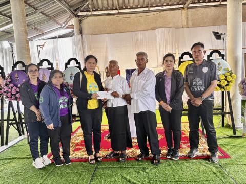 มอบพวงหรีดเคารพศพทหารกล้า